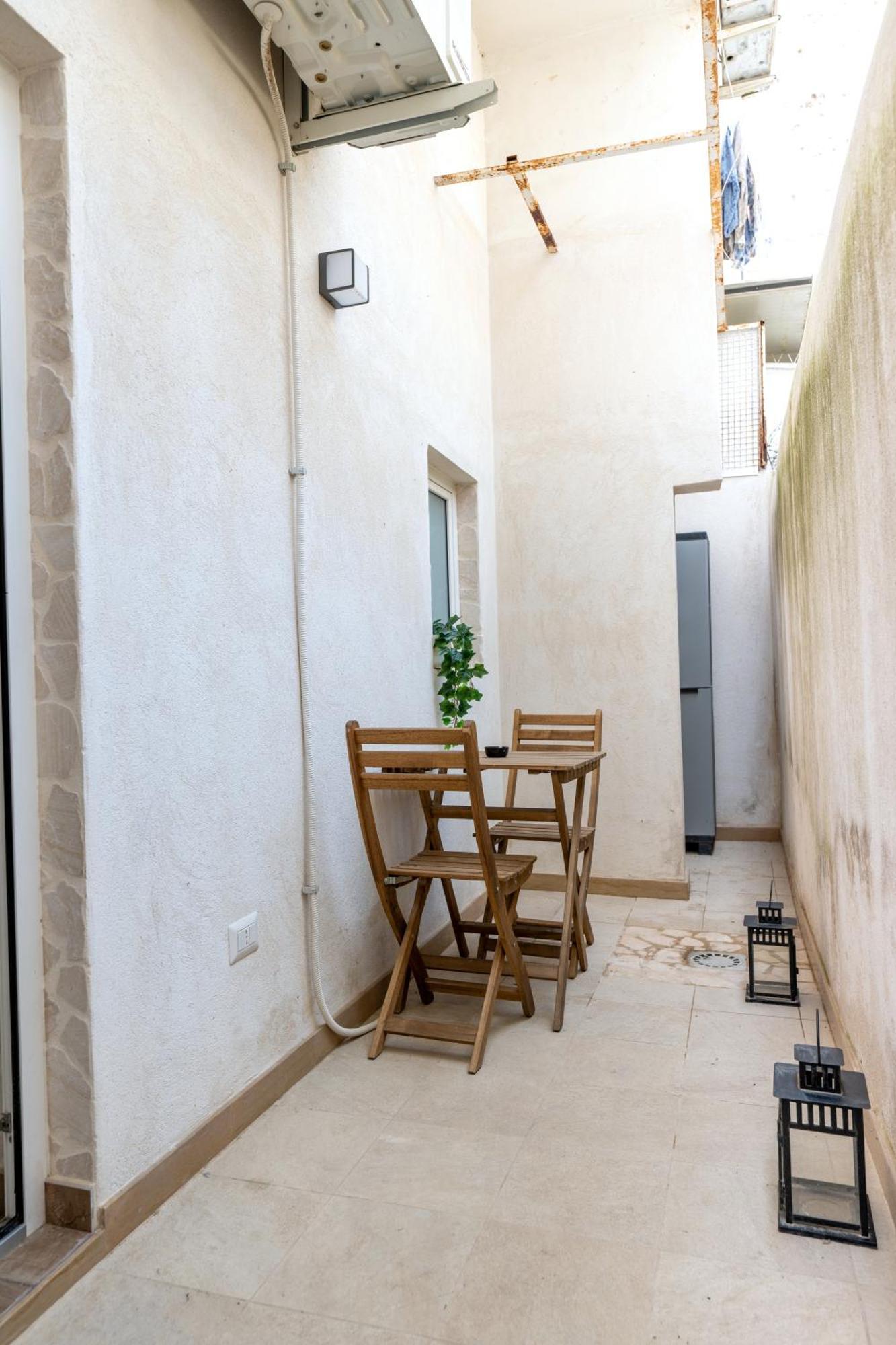 Modern Stone In The Heart Of Appartamento Bari